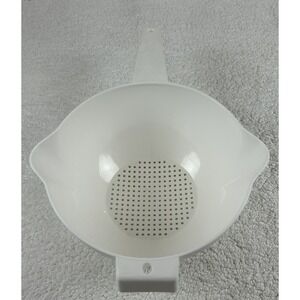 Vintage Tupperware Large 2 Qt White Strainer Colander Handle Spouts 1523-7 EUC